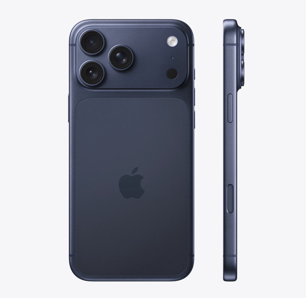 iPhone 17 Pro Max 正面视图，钛金属边框，深空蓝色背板，三摄像头模组